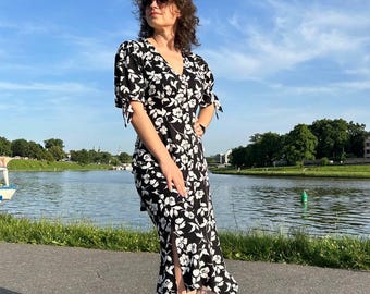 Robe midi noire à fleurs avec fentes latérales, taille haute, boutonnée, manches bouffantes avec liens - Look estival élégant