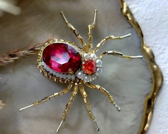 Beaded Spider Brooch with Red Crystal – Handmade Statement Insect Jewelry, Unique Gothic Gift