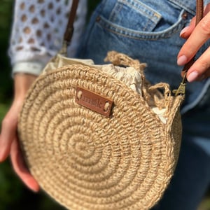 Runde Crossbody-Geldbeutel, Wicker Jute-Tasche, runde gewebte Tasche, kleine Crossbody-Tasche, runde Korbtasche, natürliche Schultertasche, runde Strohtasche