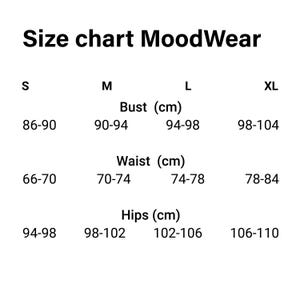 K&ouml;nnte beinhalten: Eine wei&szlig;e Gr&ouml;&szlig;entabelle f&uuml;r MoodWear-Kleidung, die Brust-, Taillen- und H&uuml;ftma&szlig;e in Zentimetern anzeigt. Die Gr&ouml;&szlig;en reichen von S bis XL, mit entsprechenden Ma&szlig;en f&uuml;r jede Gr&ouml;&szlig;e. Der Text "Size chart MoodWear" steht oben.