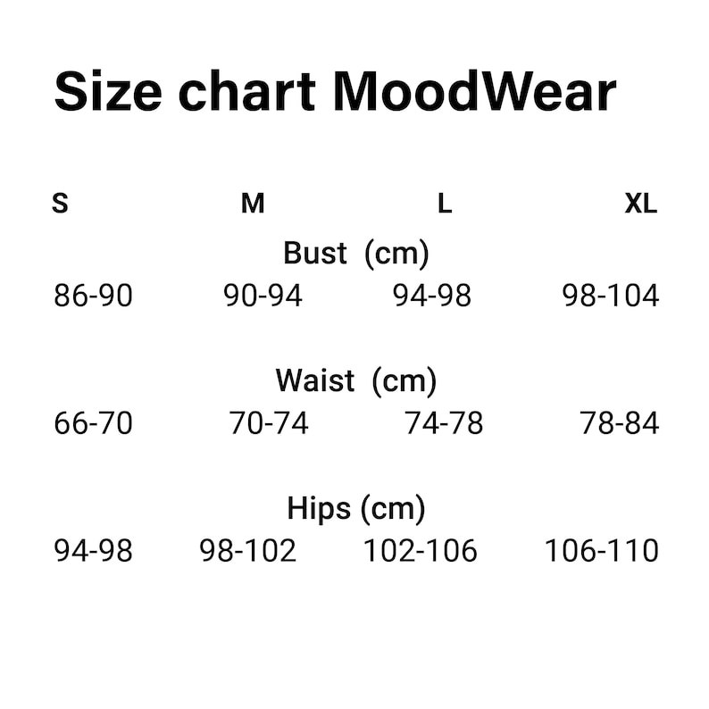 K&ouml;nnte beinhalten: Eine wei&szlig;e Gr&ouml;&szlig;entabelle f&uuml;r MoodWear-Kleidung, die Brust-, Taillen- und H&uuml;ftma&szlig;e in Zentimetern anzeigt. Die Gr&ouml;&szlig;en reichen von S bis XL, mit entsprechenden Ma&szlig;en f&uuml;r jede Gr&ouml;&szlig;e. Der Text "Size chart MoodWear" steht oben.