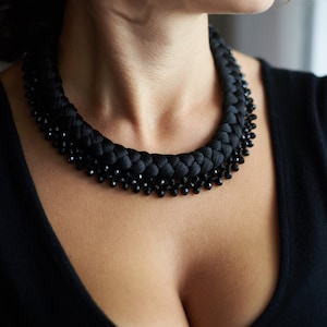 Collar trenzado negro, collar textil, collar de cóctel, joyería para salir, collar ecológico, joyería de fiesta, collar babero.