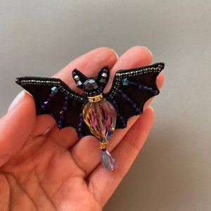 Broche de murciélago negro, murciélago bordado, broche de Halloween, broche de murciélago con cuentas, alfiler de murciélago