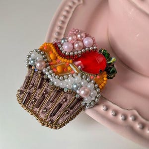 Beaded cupcake brooch — Handmade pastel dessert pin with pearls, rhinestones, glass beads | Sweet accessory gift | Cute food brooch
