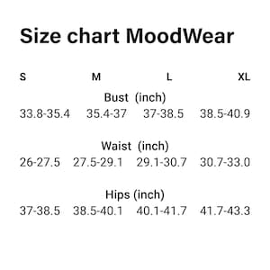 K&ouml;nnte beinhalten: Eine wei&szlig;e Gr&ouml;&szlig;entabelle f&uuml;r MoodWear-Kleidung, die Brust-, Taillen- und H&uuml;ftma&szlig;e in Zoll f&uuml;r die Gr&ouml;&szlig;en S, M, L und XL anzeigt. Die Brustma&szlig;e reichen von 85,8 bis 103,9 cm.