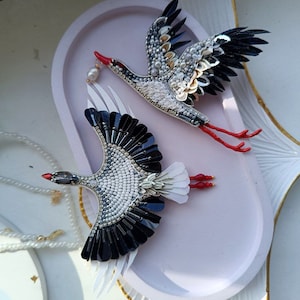 ビーズのコウノトリのブローチ、刺繍入りの白い鳥のピン、コウノトリのジュエリー、手作りのピン、ユニークなギフト、コウノトリ愛好家へのジュエリーギフト、彼女へのギフト