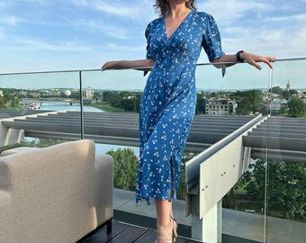 Leuchtend blaues Midikleid mit Blumenmuster - Durchgeknöpft, Puffärmel, Seitenschlitze, hohe Taille und feminine Passform