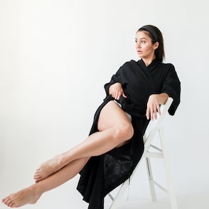 Hermosa bata de kimono larga con mangas preciosas, bata de baño negra, bata de sauna, abrigo largo de muselina de algodón, batas de colores variados que son tendencia ahora