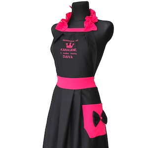Delantal personalizado con bonito cuello, delantal personalizado, delantal negro y rosa, delantal de cocina para mujer, regalo de esposo, nombre y letra, regalo para mejor amiga.