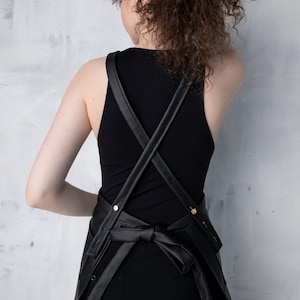 Grembiule da parrucchiere personalizzato in similpelle: grembiule da salone ricamato nero