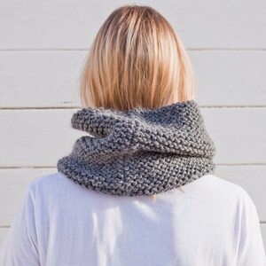 Dunkelgrau Handgestrickter Warmer und Weicher Rundschal, Schurwolle Schal