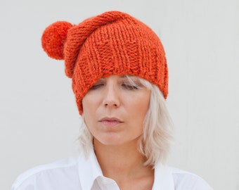Oranje wollen grof gebreide wintermuts met pompons