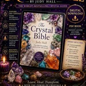 Puede incluir: Una descarga digital de The Crystal Bible de Judy Hall, con una imagen de portada de varios cristales coloridos. El gráfico incluye texto sobre las propiedades de los cristales, chakras y bienestar, con un fondo púrpura oscuro y detalles dorados.