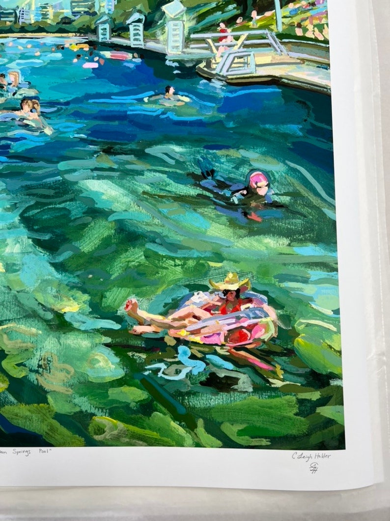 K&ouml;nnte beinhalten: Ein impressionistisches Gem&auml;lde von Menschen, die in einem t&uuml;rkisfarbenen Pool schwimmen. Eine Person schwimmt auf einem rosa und blauen aufblasbaren Ring und tr&auml;gt einen Cowboyhut. Andere Schwimmer sind im Wasser, und ein Steg ist im Hintergrund zu sehen.