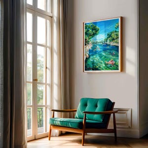 K&ouml;nnte beinhalten: Ein gerahmter Kunstdruck, der eine lebendige Szene im Freien mit Menschen zeigt, die in klarem t&uuml;rkisfarbenem Wasser schwimmen. Das Kunstwerk wird an einer hellen Wand &uuml;ber einem gr&uuml;nen Sessel mit Holzarmen und -beinen ausgestellt. Links befindet sich ein gro&szlig;es Fenster mit transparenten Vorh&auml;ngen.