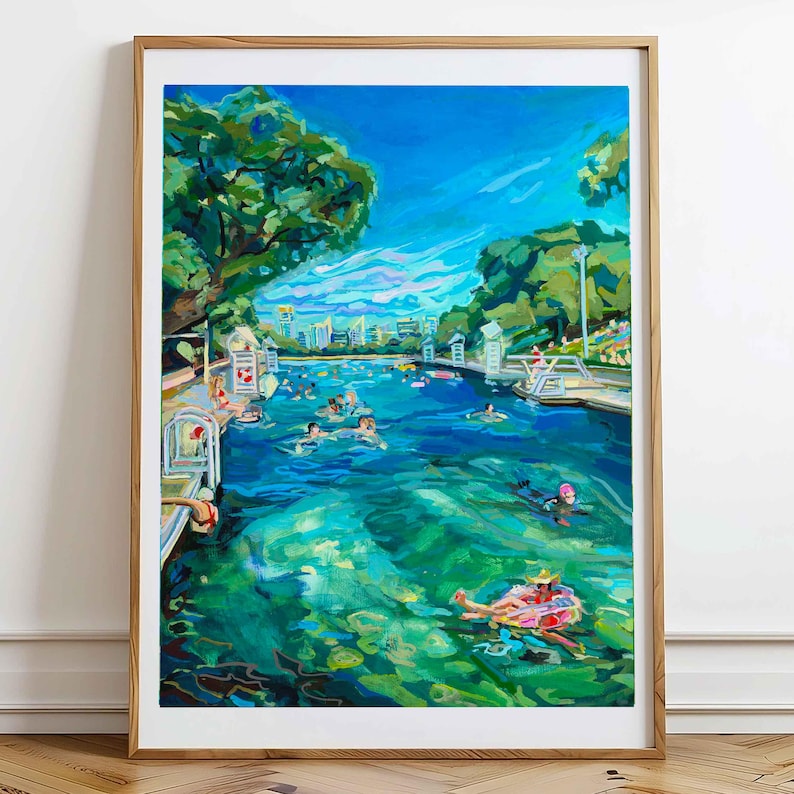 K&ouml;nnte beinhalten: Originalgem&auml;lde einer &ouml;ffentlichen Schwimmbadszene. Das Kunstwerk zeigt Menschen, die in t&uuml;rkisfarbenem Wasser unter einem strahlend blauen Himmel schwimmen. Das Gem&auml;lde ist in einem Naturholzrahmen gerahmt und steht auf einem hellen Holzboden.