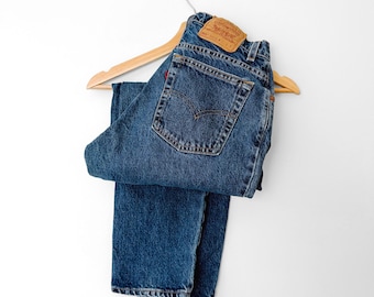 Jeans Levi's 551 de mezclilla oscura, estilo vintage de los 90.