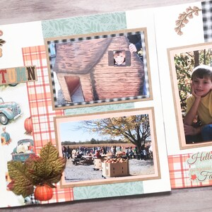 Peut inclure: Une page de scrapbooking sur le thème de l'automne. La page présente des photos d'un enfant dans un champ de citrouilles, d'un enfant qui regarde par une maison de jeu en bois et d'un groupe de personnes dans un champ de citrouilles. La page comprend également divers embellissements sur le thème de l'automne, tels que des citrouilles, des feuilles et du papier à carreaux.
