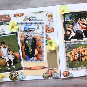 Puede incluir: Una página de álbum de recortes con un tema otoñal. La página presenta fotos de niños en un huerto de calabazas, un camión con calabazas y una variedad de adornos otoñales. La página está decorada con un patrón de cuadros blanco y negro y la palabra "otoño" en naranja.