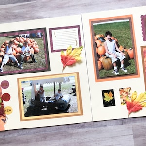 Könnte beinhalten: Eine Scrapbook-Seite mit Fotos von Kindern auf einem Kürbisfeld. Die Seite ist mit Herbstblättern, Schmetterlingen und den Worten "Neu" und "Speichern" verziert.