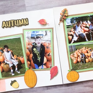 Puede incluir: Una página de álbum de recortes con la palabra "AUTUMN" en letras marrones. La página presenta fotos de niños en un campo de calabazas, con calabazas de varios tamaños y colores. También hay hojas de otoño decorativas y una pequeña bellota.