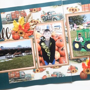 Könnte beinhalten: Eine Scrapbook-Seite mit einem blaugrünen Hintergrund und einem Herbstthema. Die Seite zeigt Fotos von einem Jungen in einem Kürbisfeld, einem Jungen, der einen Traktor fährt, und einem Hofladen. Die Seite enthält auch herbstliche Verzierungen wie Blätter, Kürbisse und einen LKW.