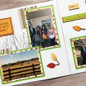 Puede incluir: Una página de álbum de recortes con fotos de una familia, un campo y un gallo. La página está decorada con papel rayado verde y marrón, hojas verdes y marrones, y el texto "Spending time with family", "crisp air" y "autumn leaves".