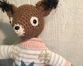 Claudia la ardilla suéterada Amigurumi, ganchillo único relleno animal coleccionable regalos para él o ella, amante de los animales, regalos únicos