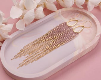 Pendientes colgantes de cuentas doradas color lila con borlas y cadena larga, estilo bohemio.