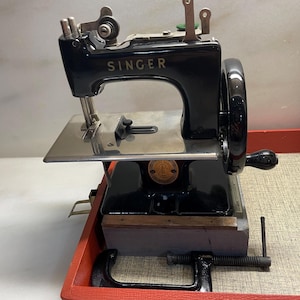 FREE SHIPPING-Child’s Vintage Singer-Sewhandy Sewing Machine in original case