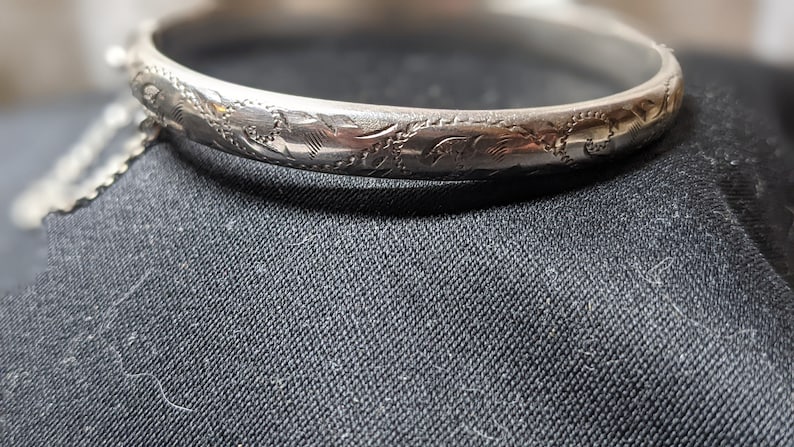 Vintage Sterling Silver Bangle Bracelet with Hinged Clasp /& Safety Clasps FREE SHIPPING See Item Description! Etched Floral Pattern