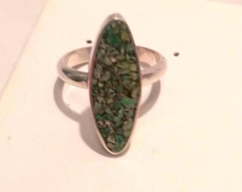 Livraison gratuite - bague vintage pour femme en argent avec monture en pierre semi-précieuse de style mosaïque de forme ovale. Pierres vertes ton sur ton. Dames Taille 6