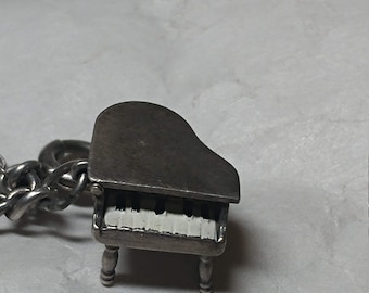 GRATUIT SHIPPING- vintage Sterling Silver Baby Grand Piano Charm for Charm Bracelet. Clés peintes en émail. Le couvercle s'ouvre