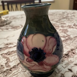 Moorcroft-Vintage-Made In England-Floral 4 3/4” Vase