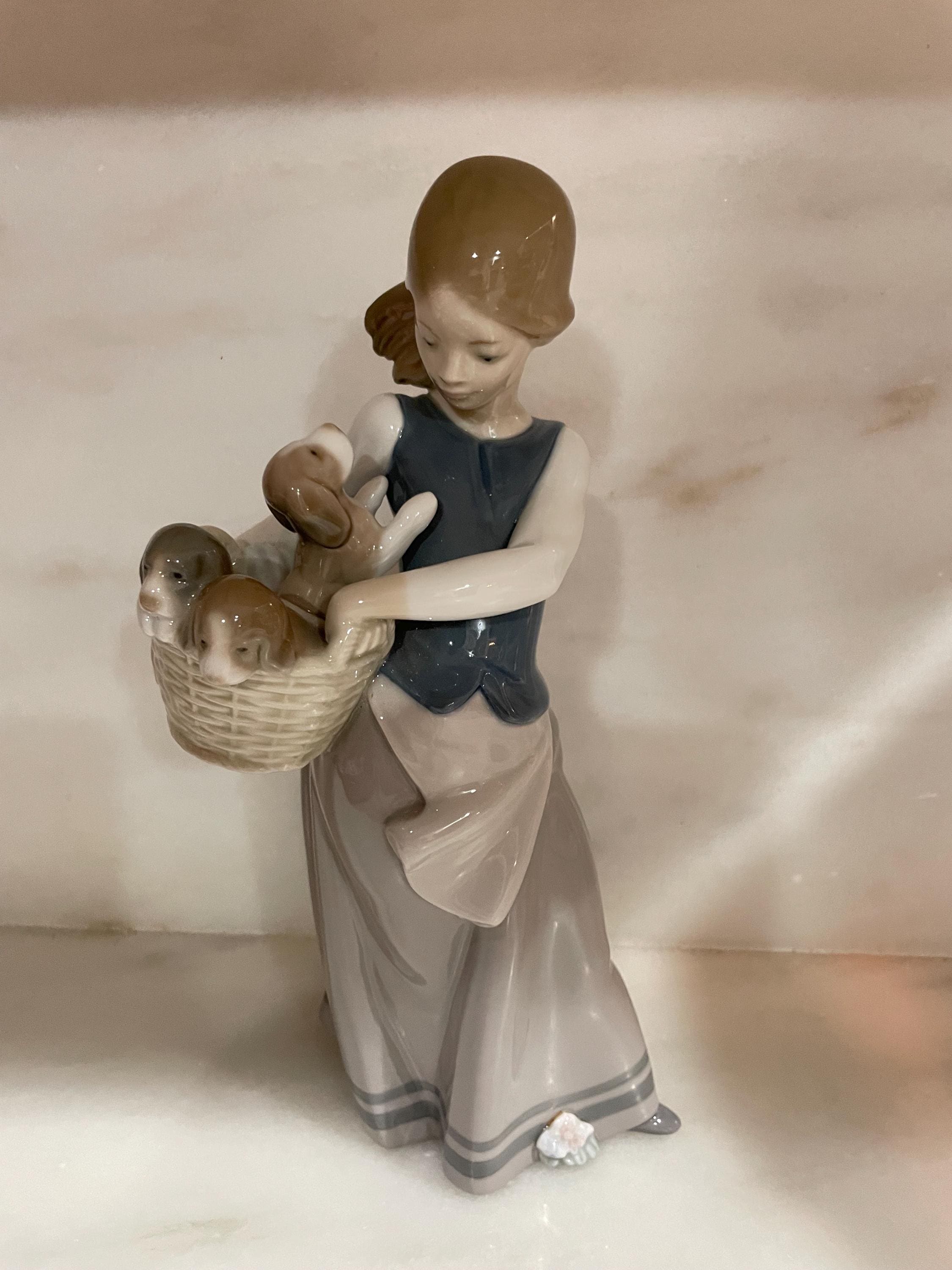 LLADRO リヤドロ お出かけ Girl with Puppies #1311 Puppy Parade Girl with Dogs Figurine | Lladró® Europe