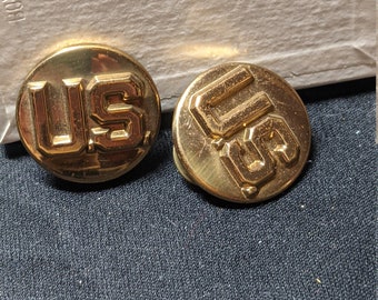 LIVRAISON GRATUITE - Paire de 2 brillants, laiton u.S. Army Lapel / Collar Pins avec support d’embrayage militaire. Voir la description de l’article