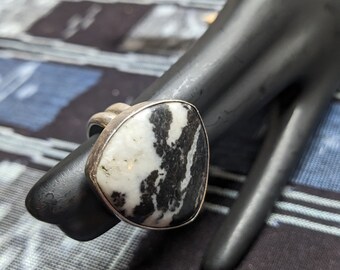 Livraison GRATUITE - bague vintage en argent sterling 950 avec agate zébrée noire et blanche. Signé par un artiste amérindien du sud-ouest. Voir ci-dessous