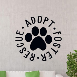 Op de afbeelding: Zwart-witte sticker met een hondenpoot en de tekst "Adopteer. Foster. Red." eromheen.