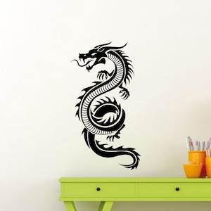 Könnte beinhalten: Schwarz-weiße Silhouette eines Drachen mit filigranen Details. Der Drache ist in einer defensiven Position zusammengerollt, mit dem Kopf nach vorne gerichtet. Der Drache befindet sich auf einem weißen Hintergrund.