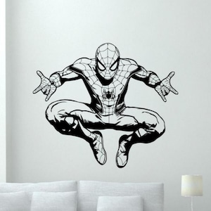 Könnte beinhalten: Schwarz-Weiß-Illustration von Spider-Man in einer hockenden Pose mit ausgestreckten Armen. Der Superheld trägt seinen charakteristischen Netzanzug mit einem Spinnenemblem auf der Brust. Das Bild ist ein Wandtattoo.