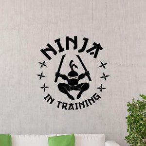 Ninja in training muur sticker vinyl sticker decor Ninja Wall Art teken autoruit print kinderkamer kwekerij poster cadeau stencil 2162
