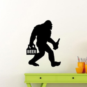 Naklejka ścienna Bigfoot Beer Vinyl Sticker Sasquatch With Beer Decor Wall Art Alkohol Znak Samochód Ciężarówka Wydruk Plakat Prezent Mural Szablon 2026