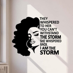 Ils lui ont chuchoté que vous ne pouvez pas résister à la tempête, je suis la tempête, autocollant mural en vinyle, signe de citation, décor, affiche murale, cadeau 2263