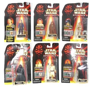 Peut inclure: Six figurines d'action Star Wars Episode I dans leur emballage d'origine. Les figurines sont celles de Qui-Gon Jinn, Dark Maul, Padmé Amidala, Obi-Wan Kenobi, Jar Jar Binks et un personnage à capuche.