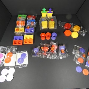 Könnte beinhalten: Sortiment an bunten Plastikformen zum Herstellen von Eis am Stiel, Eiscreme und anderen Leckereien. Enthält verschiedene Formen und Größen, wie Becher, Tabletts und Eis am Stiel-Formen.