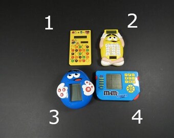 M&M電卓または携帯ゲーム機 レアプラスチックキャンディラジオ