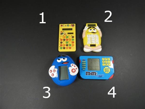 M&M電卓または携帯ゲーム機 レアプラスチックキャンディラジオ