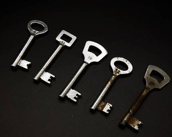 5 Antique Skeleton Keys - Rusty Skeleton Keys