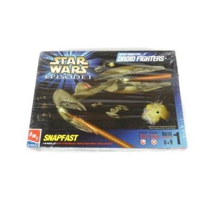 Può includere: Un kit di modellismo Snapfast di Star Wars Episodio I di un caccia droide. La scatola presenta un'immagine colorata della nave in volo, con il testo "Star Wars Episodio I Droid Fighters" sul davanti.