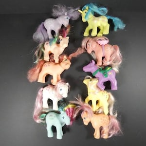 Tarjeta De Navidad De Caballo Y Pony. Caricatura Nostálgica De Niña